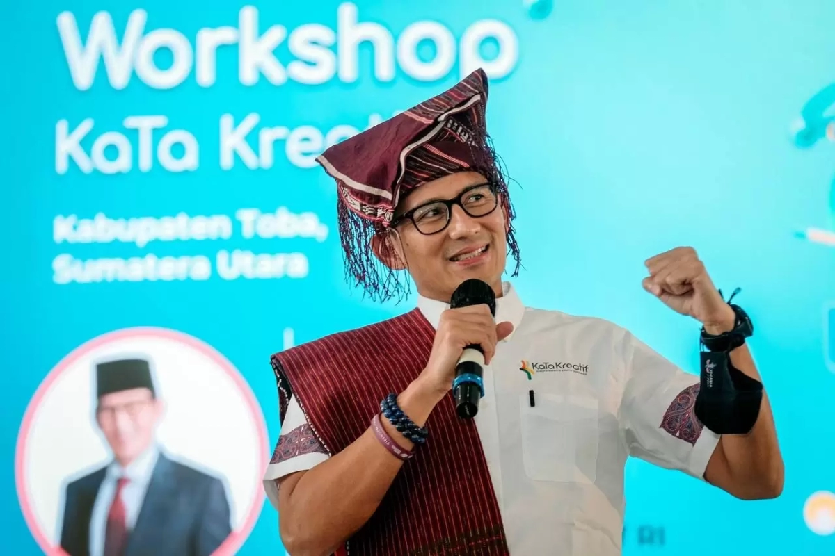 Menparekraf Sandiaga Uno menerima Kain Ulos Sibolang dari salah satu pelaku UMKM peserta KaTa Kreatif saat workshop KaTa Kreatif di Kantor Bupati Kabupaten Toba, Rabu (19/7/2023).