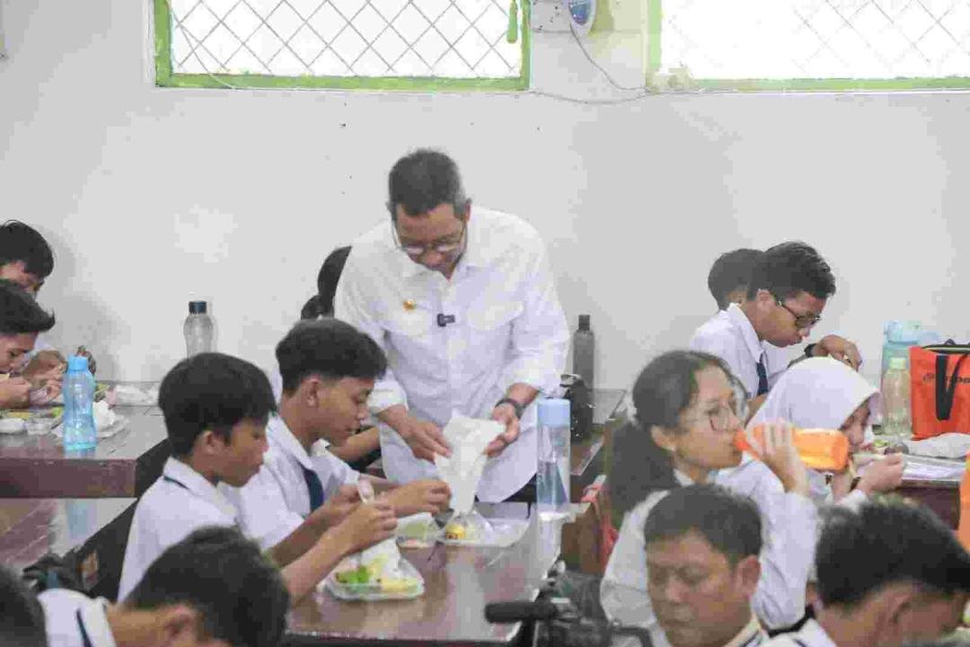 Bagikan 1.500 Paket Makan Bergizi Gratis, Pj. Gubernur Heru Harapkan Variasi Jenis dan Porsi Makanan