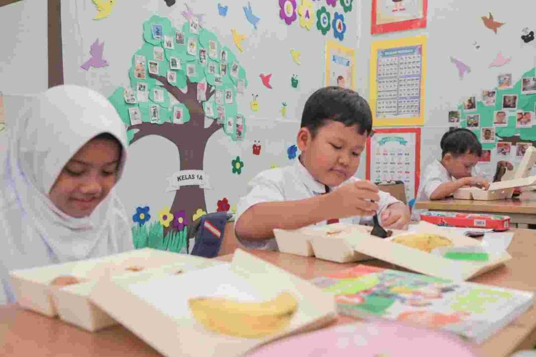 Bagikan 1.500 Paket Makan Bergizi Gratis, Pj. Gubernur Heru Harapkan Variasi Jenis dan Porsi Makanan