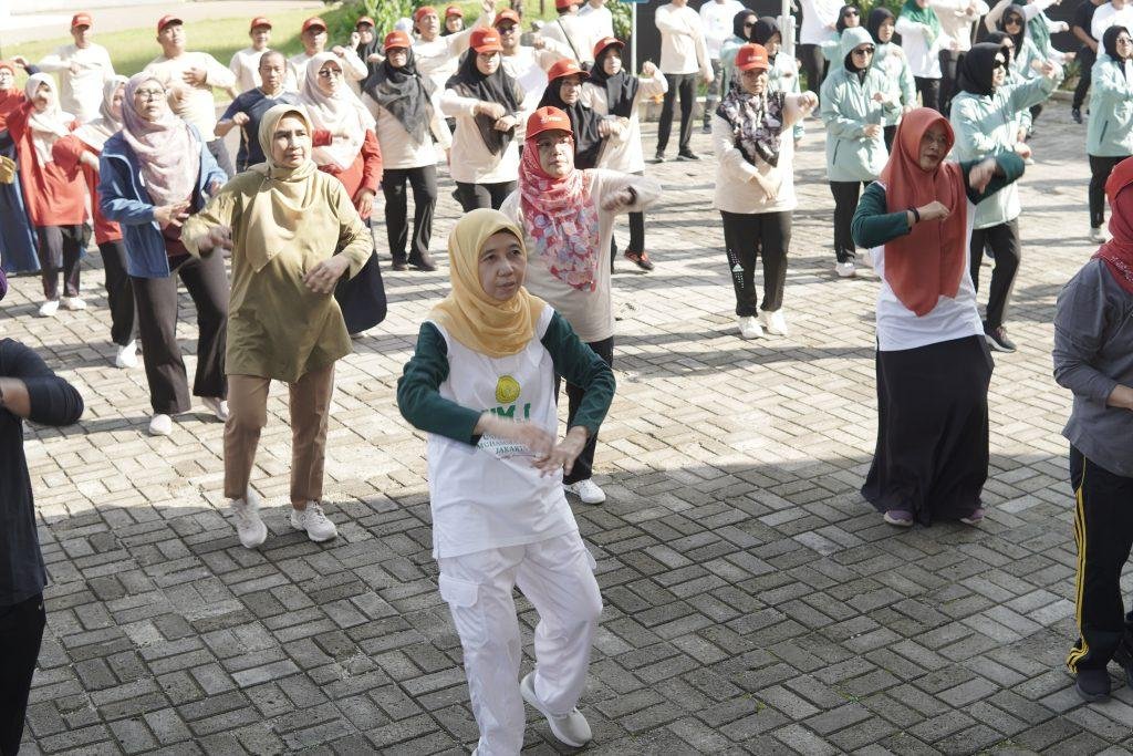 Para Peserta Dari Berbagai Kalangan Mengikuti Kegiatan Lomba Senam - Foto by UMJ