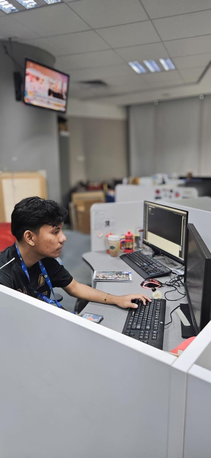 Yose Andres Nainggolan, Mahasiswa Jurusan Fotografi Fakultas Seni Rupa dan Desain, menjalani program magang periset foto di Kompas.id, Jakarta, Senin (4/11/2024).
